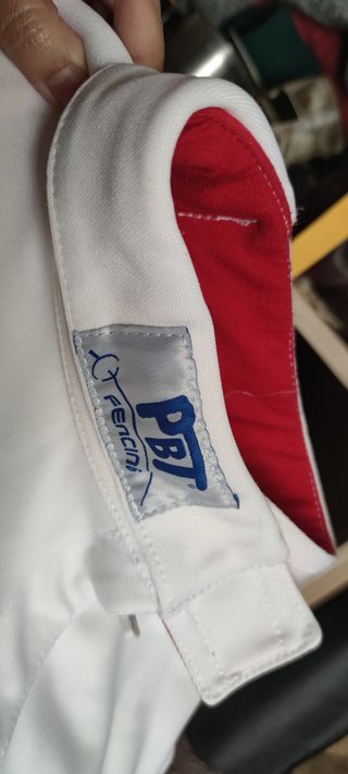 Chaqueta, careta y guante de esgrima.