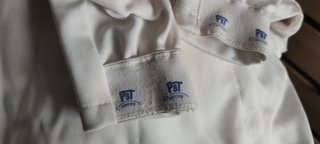 Chaqueta, careta y guante de esgrima.