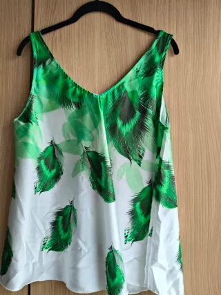 Top verde y blanco con estampado de plumas