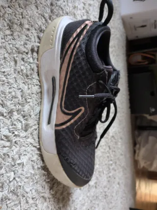 Deportivas Nike Negro/Dorado Metalizado