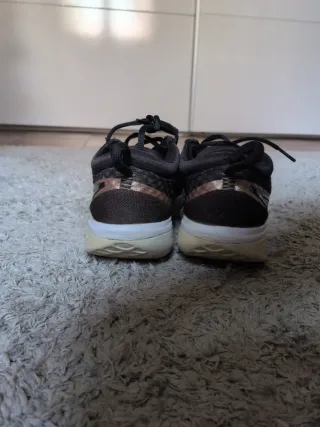 Deportivas Nike Negro/Dorado Metalizado