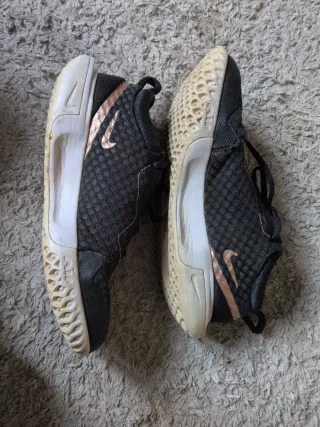 Deportivas Nike Negro/Dorado Metalizado