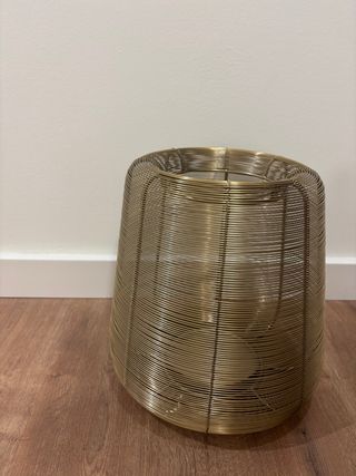 Portavelas de metal dorado. Jarron. Paragüero.