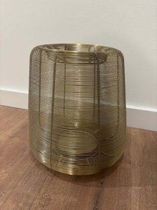 Portavelas de metal dorado. Jarron. Paragüero.