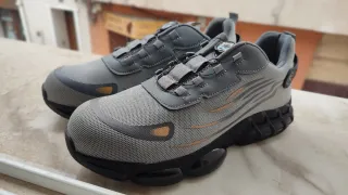 Zapatillas de trabajo grises y negras