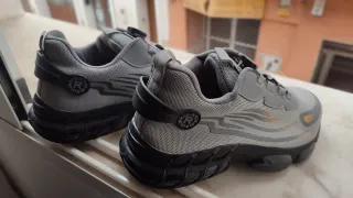 Zapatillas de trabajo grises y negras