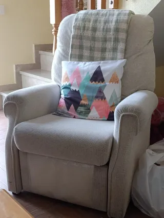 Sillón reclinable de tela beige