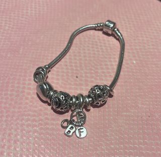 Bracciale Pandora con charm cuore e lettere