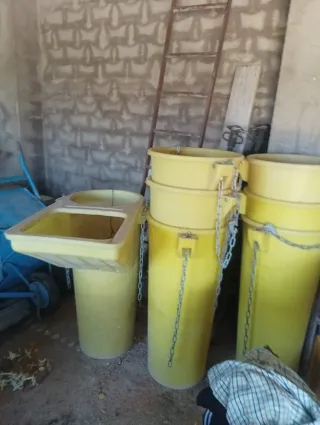 Contenedores amarillos de plástico. Andamios......