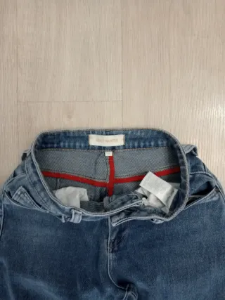 Pantalón vaquero azul con roturas decorativas