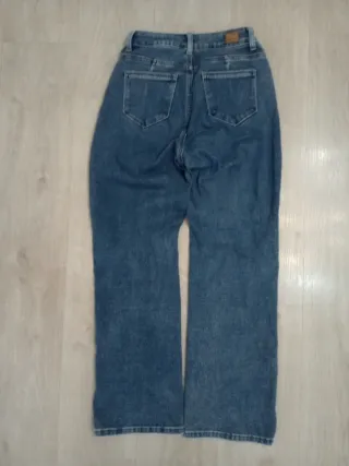 Pantalón vaquero azul con roturas decorativas