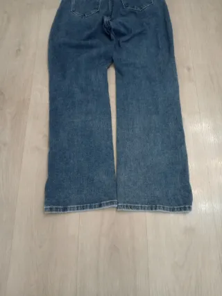 Pantalón vaquero azul con roturas decorativas