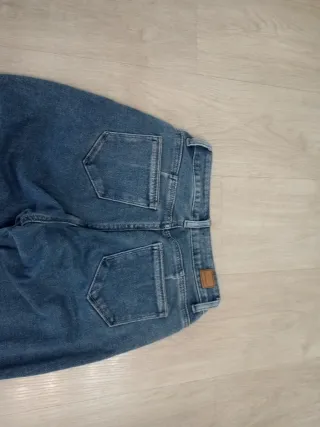 Pantalón vaquero azul con roturas decorativas