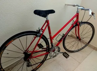 Bicicleta de carretera roja