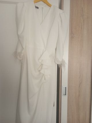 Vestido fiesta blanco con plumas