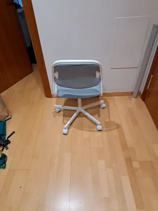 Silla de oficina Ikea ÖRFJÄLL gris y blanca