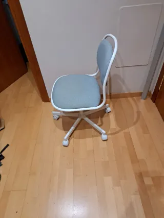 Silla de oficina Ikea ÖRFJÄLL gris y blanca