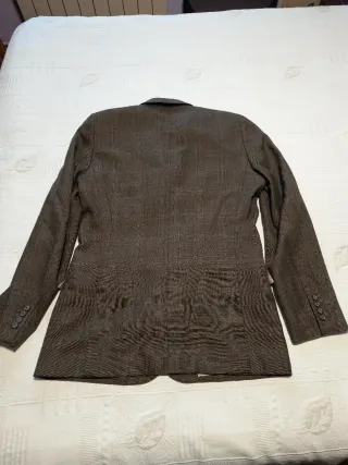 Chaqueta de traje gris y marrón