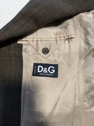 Chaqueta de traje gris y marrón