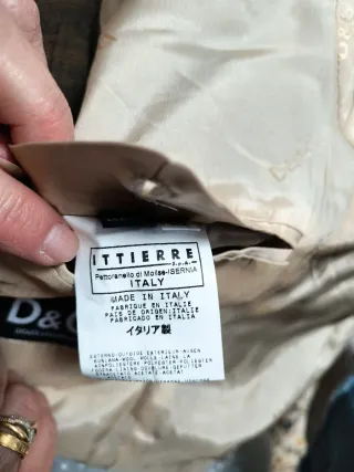 Chaqueta de traje gris y marrón