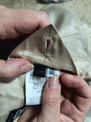 Chaqueta de traje gris y marrón