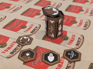 Juego de mesa de lobos con piezas de plastico.