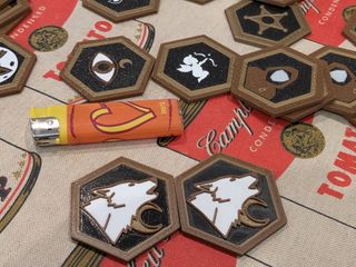 Juego de mesa de lobos con piezas de plastico.