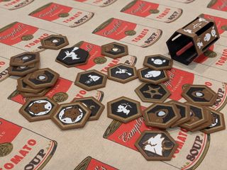 Juego de mesa de lobos con piezas de plastico.