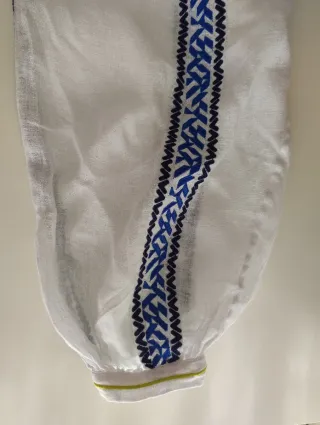 Blusa de lino blanca con bordados de Massimo Dutti