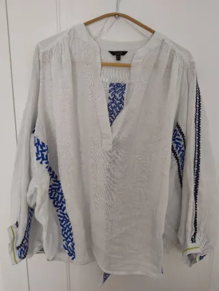 Blusa de lino blanca con bordados de Massimo Dutti