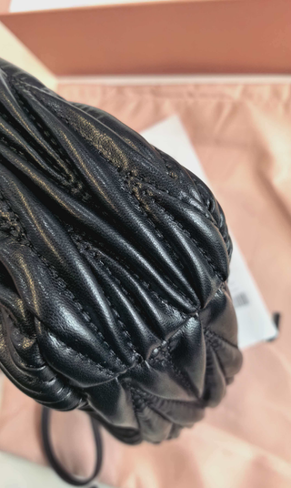 Bolso Miu Miu Wander pequeño negro