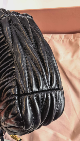 Bolso Miu Miu Wander pequeño negro