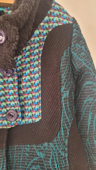 Abrigo estampado, turquesa y verde, botones varios