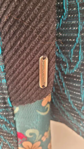 Abrigo estampado, turquesa y verde, botones varios