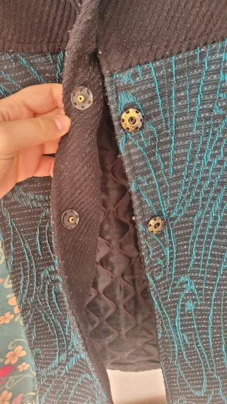 Abrigo estampado, turquesa y verde, botones varios