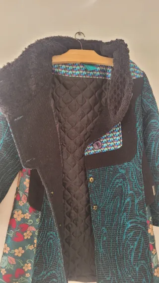 Abrigo estampado, turquesa y verde, botones varios