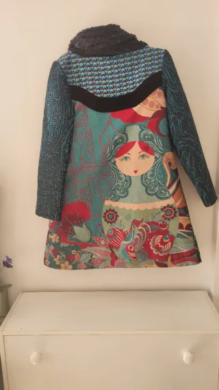 Abrigo estampado, turquesa y verde, botones varios