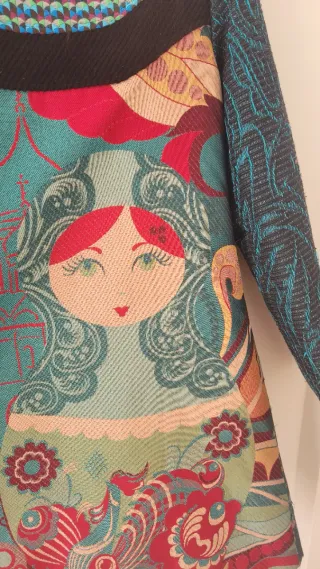 Abrigo estampado, turquesa y verde, botones varios