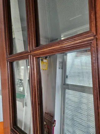 Puerta madera maciza con cristal marco