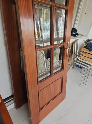 Puerta madera maciza con cristal marco