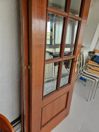 Puerta madera maciza con cristal marco