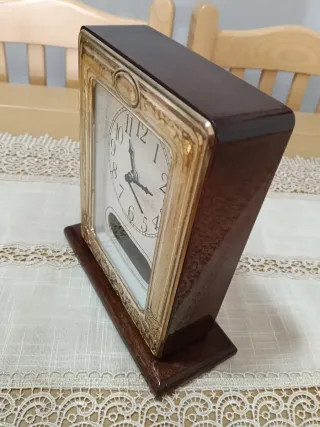 Reloj de mesa plata