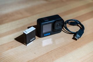 GoPro Hero 11 Black + Batería y Cable