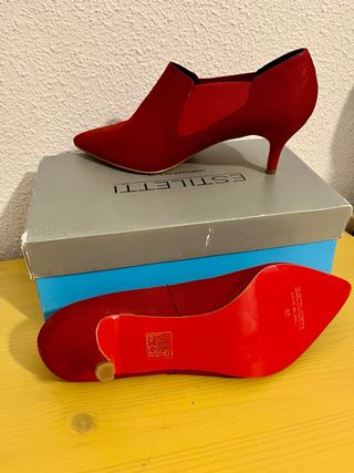 Estiletti rojos nuevos