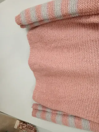 Jersey tejido a mano gris rosa brillante