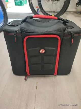 Mochila de gimnasio negra con detalles rojos