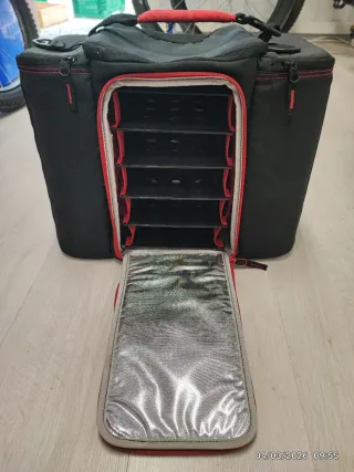 Mochila de gimnasio negra con detalles rojos