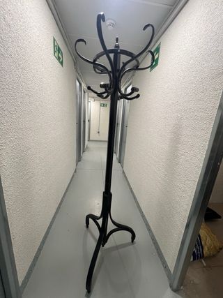 Perchero de pie negro madera