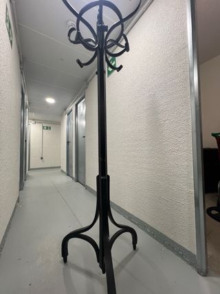 Perchero de pie negro madera