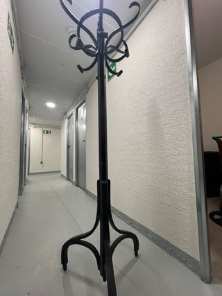 Perchero de pie negro madera